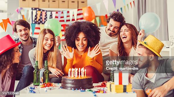 kollegen feiern geburtstag partei im büro - birthday party stock-fotos und bilder