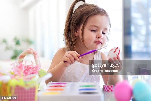 menina pintar ovos de páscoa litte - easter egg imagens e fotografias de stock