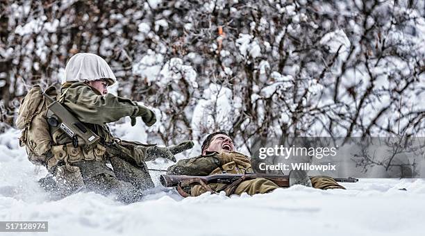 segunda guerra mundial militar contra qualquer doença em execução para ajudar a efetuar uma triagem de soldado de urgência - injured soldier imagens e fotografias de stock