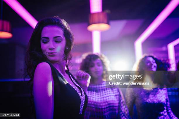 schöne teen mädchen tanzen in einem nachtclub-party - teenage girl club stock-fotos und bilder