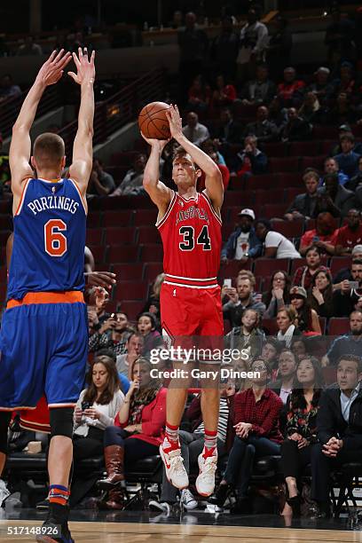 Mike Dunleavy of the Chicago Bulls shoots the ball against the New York Knicks on March 23, 2016 at the United Center in Chicago, Illinois. NOTE TO...