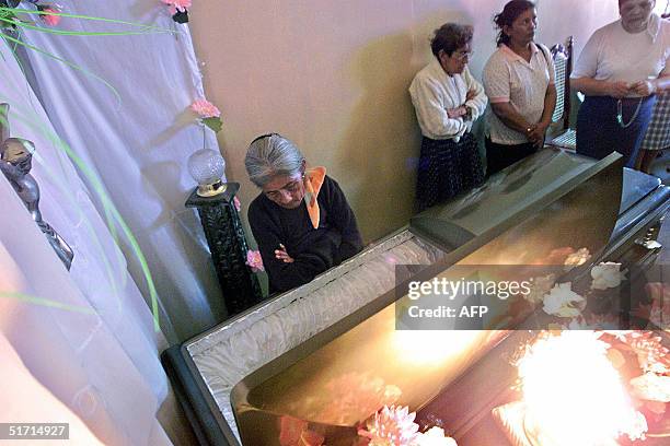 Maria Sanchez observa el feretro de su nieta Maria Jose Bravo , en la ciudad de Santo Tomas, Chontales, a unos 175 km al sureste de Managua, el 10 de...