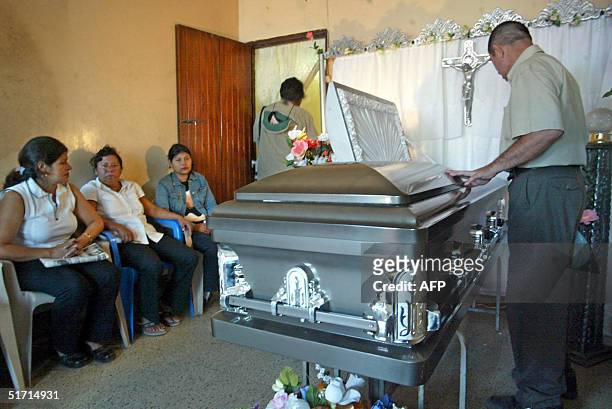 Un familiar presenta los ultimos respetos ante el feretro de Maria Jose Bravo , en la ciudad de Santo Tomas, Chontales, a unos 175 km al sureste de...