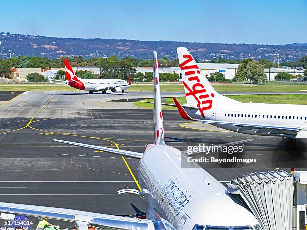 aviões de rivais qantas e virgem no aeroporto de adelaide - virgin - fotografias e filmes do acervo