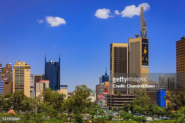 nairobi, kenya: looking over the park towards the bumper to bumper traffic on kenyatta avenue in downtown nairobi, the capital city - nairobi stockfoto's en -beelden