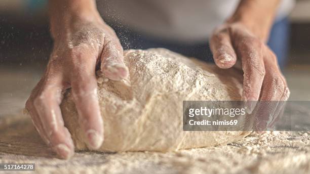 impasto per il pane a lievito - lievito foto e immagini stock