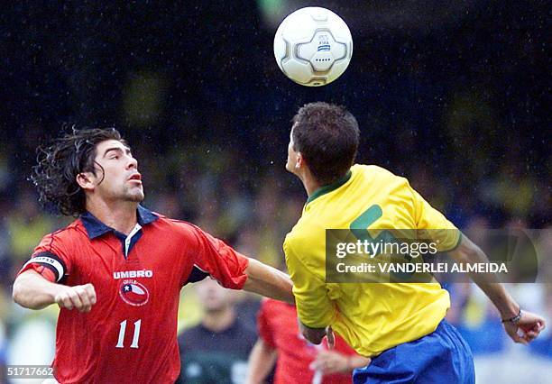 The chilean Marcelo Salas , fight for the ball against Edilson, of Brazil, 07 October 2001. El chileno Marcelo Salas disputa el balon con Edilson, de...