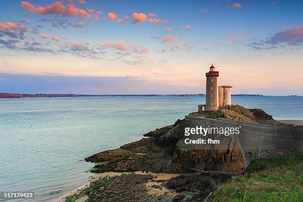 minou lighthouse in france - costa caratteristica costiera foto e immagini stock