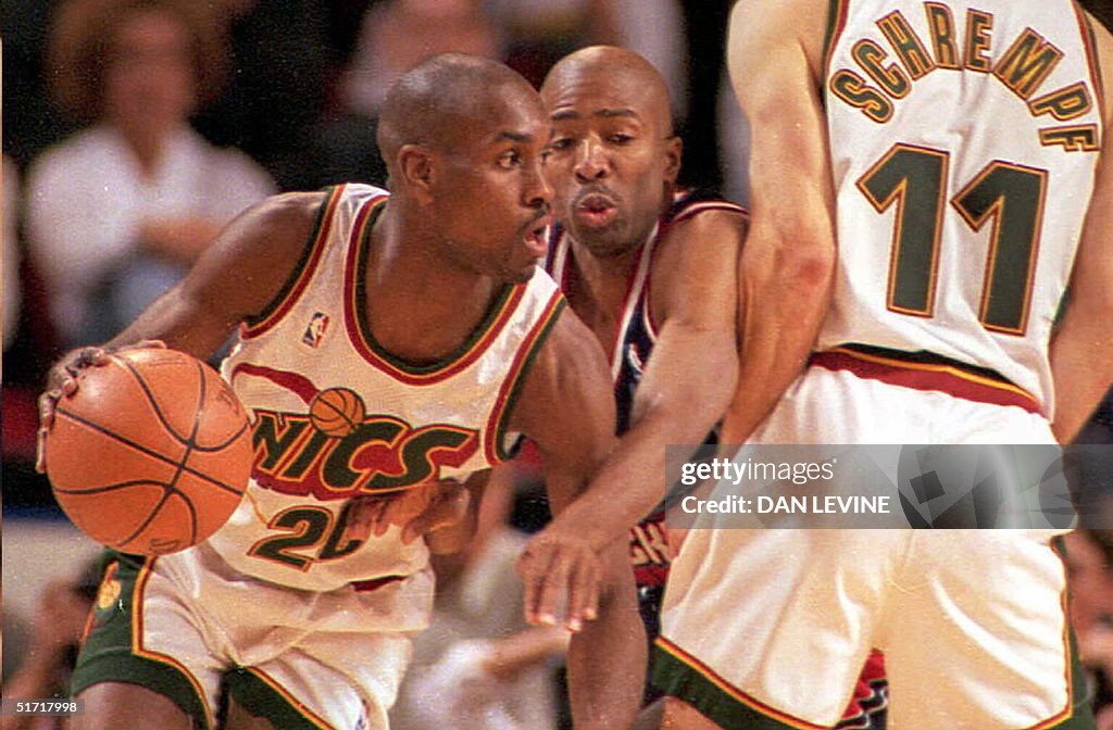 Houston Rockets Kenny Smith (C) gets squeezed out