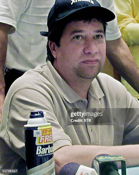 Soccer coach is seen after having shaved in Quito, Ecuador 11 October 2001. El tecnico de la seleccion de futbol del Ecuador, el colombiano Hernan...