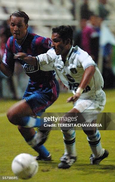 Adwin Avila and Erick Roberto fight for the ball in San Jose, Costa Rica 12 September 2001. Edwin Avila del Olimpia de Honduras y Erick Roberto del...