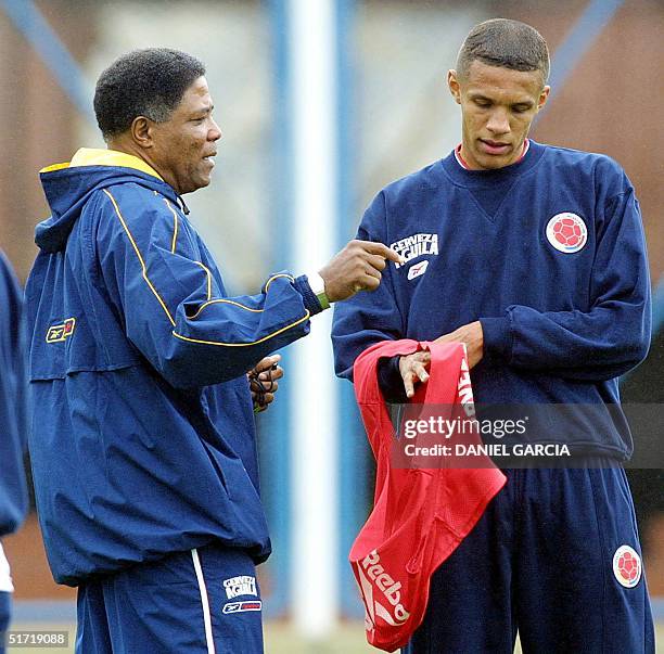 Coach Francisco Maturana gives instructions to Jorge Serna of the Colombian soccer team 02 Ocober 2001 in Buenos Aires, Argentina. AFP PHOTO/Daniel...