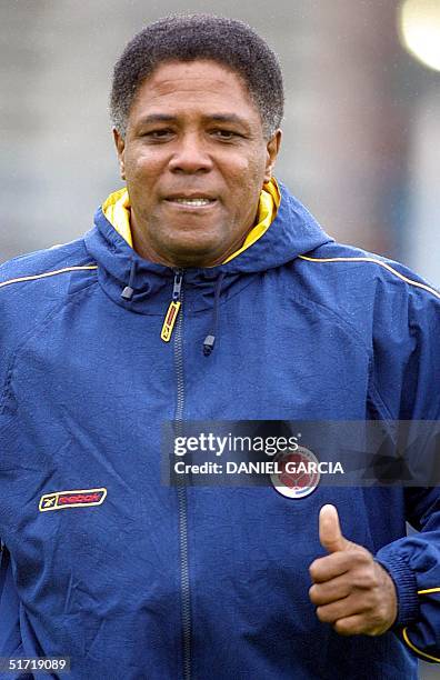 The Colombian's soccer coach is seen runing in Buenos Aires, Argentina 02 October 2001. AFP PHOTO/Daniel GARCIA