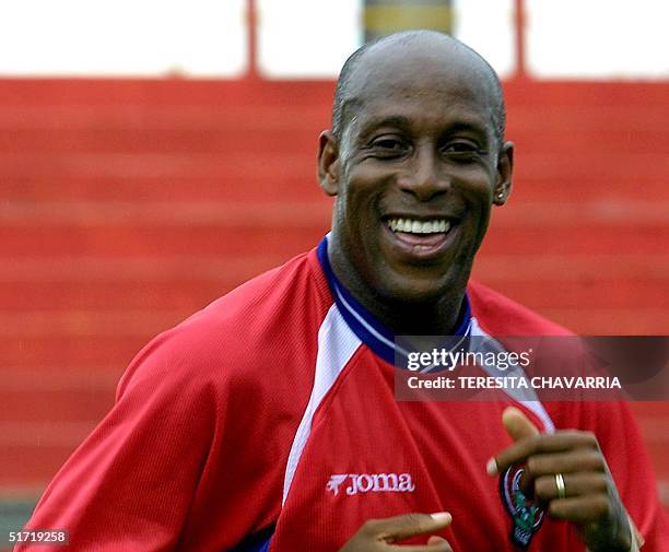 Soccer player Hernan Medford of Costa Rica runs in Hereida 04 October 2001. Hernan Medford, seleccionado de Costa Rica, corre el 04 de octubre de...