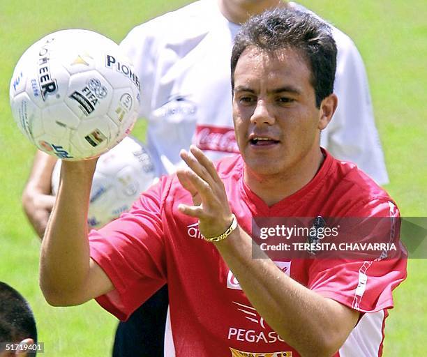 Cuauhtemoc Blanco is seen holding the ball in Hereida, Costa Rica 06 October 2001. Cuauhtemoc Blanco intenta atrapar el balon el 06 de octubre de...