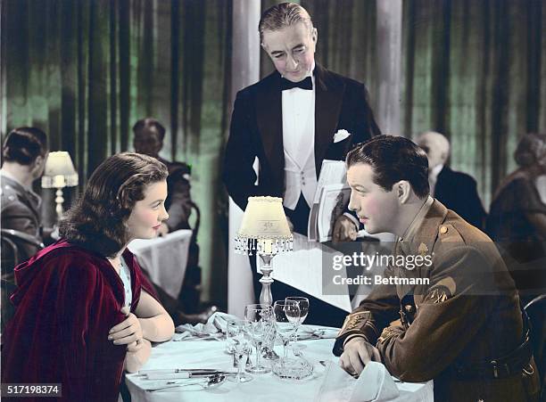 Vivien Leigh and Robert Taylor in the film 'Waterloo Bridge', 1940.