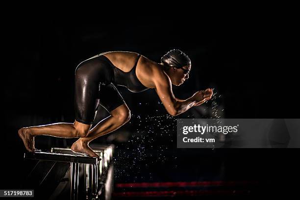 femme natation sauter sur le bloc de départ - swim photos et images de collection