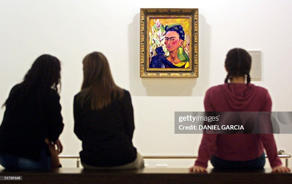 Three women look and comment on the painting "Self