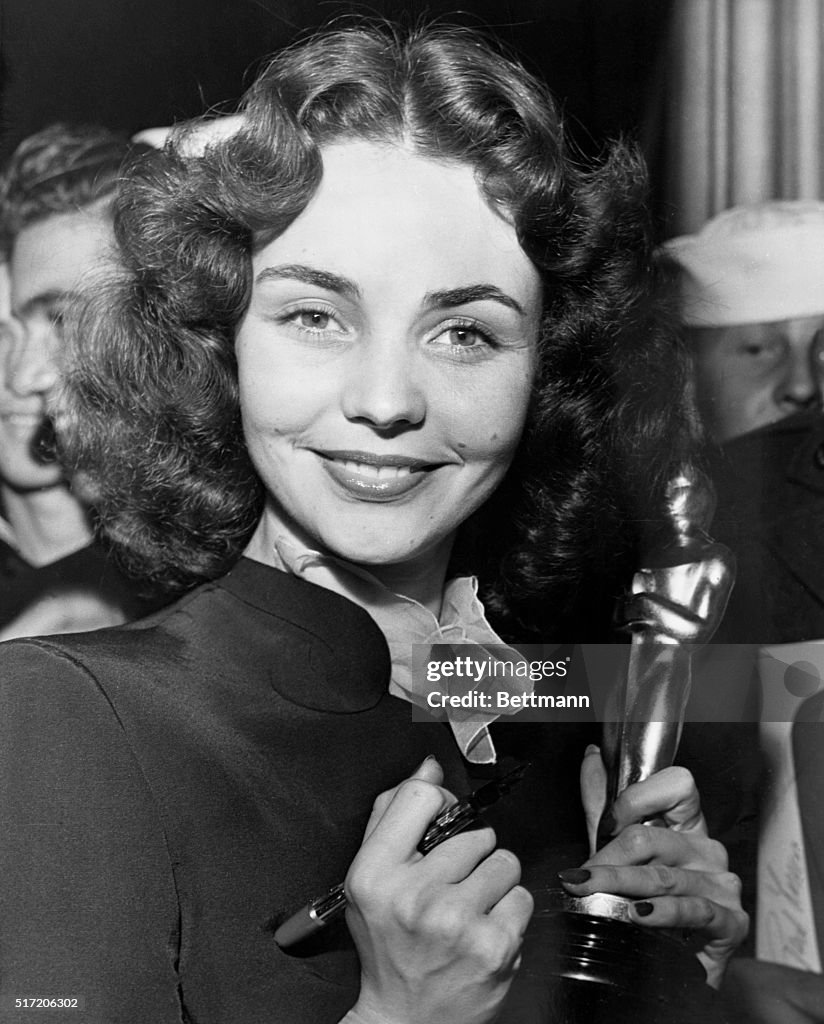 Jennifer Jones holds her Best Actress Ocsar for her role as... News