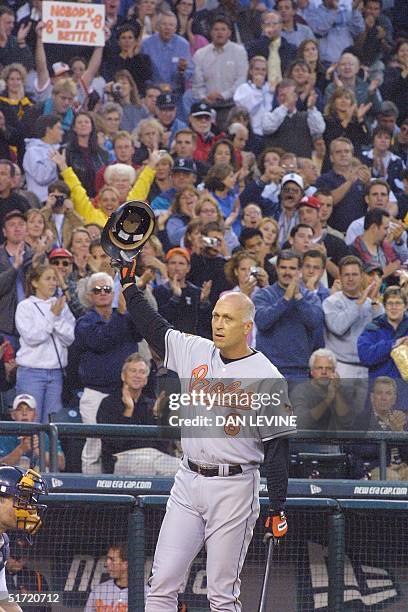 Baltimore Orioles' Cal Ripken, Jr. Tips his cap to the crowd as he acknowledges the applause during second inning of his game against the Seattle...