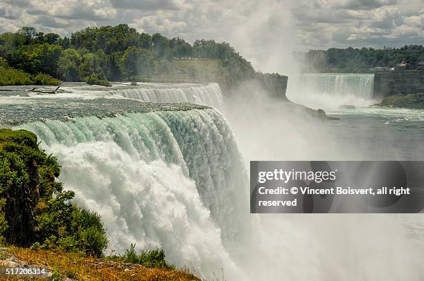 close-up view of the american falls in niagara falls, us - horseshoe falls niagara falls stock pictures, royalty-free photos & images