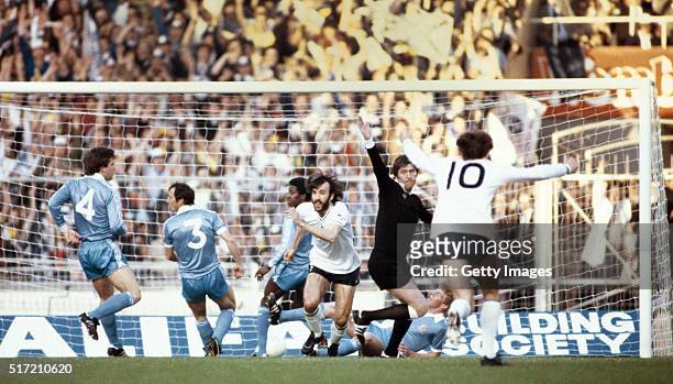 Referee Keith Hackett reacts as Ricky Villa of Spurs turns to celebrate after scoring the opening goal of the 1981 FA Cup Final Replay Tottenham...