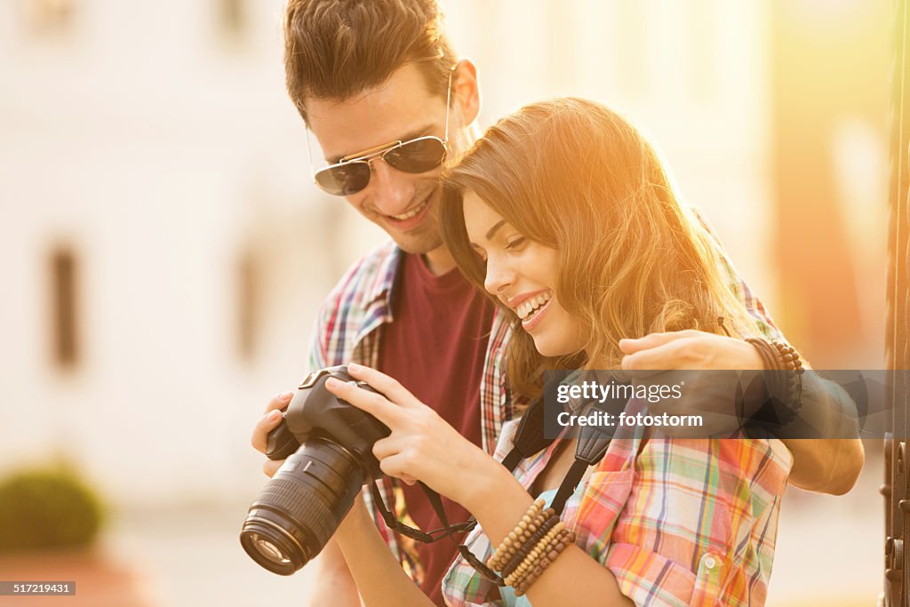 Feliz Casal Jovem segurando uma câmera