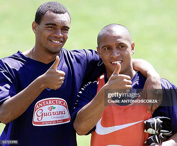 Brazilian soccer players Roberto Carlos and Denilson give a "thumbs-up" during practice in Teresoplis, Brazil 03 September 2001. Los brasilenos...