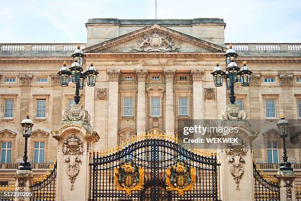 palácio de buckingham em londres, reino unido - palácio de buckingham imagens e fotografias de stock