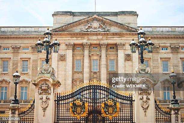 palácio de buckingham em londres, reino unido - buckingham palace imagens e fotografias de stock