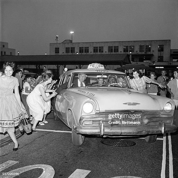 As his cab is mobbed by teenagers, returning veteran Elvis Presley plays it cool as he arrives in Los Angeles to start work on a movie at Paramount...