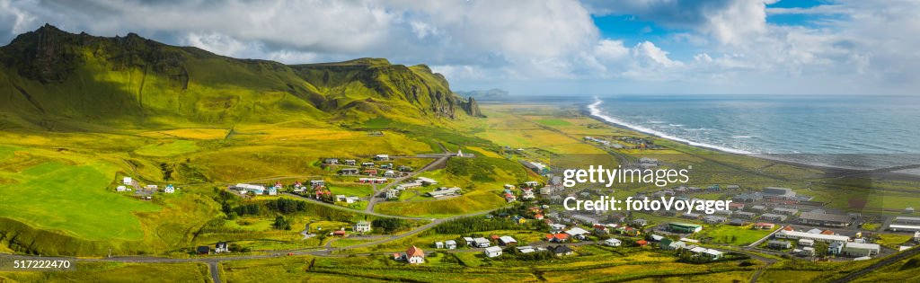 Island malerische Stadt Vik zwischen den Bergen und Arktis Ocean