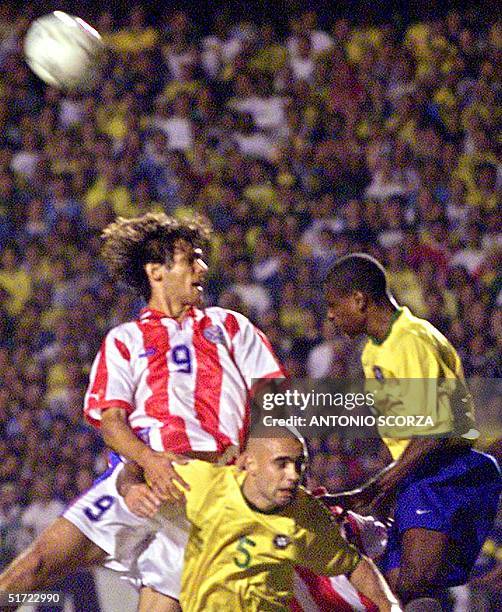 Juan and Cris of the Brazilian national soccer team fight for the ball with Roque Santa Cruz of Paraguay, 15 August 2001, during the South American...