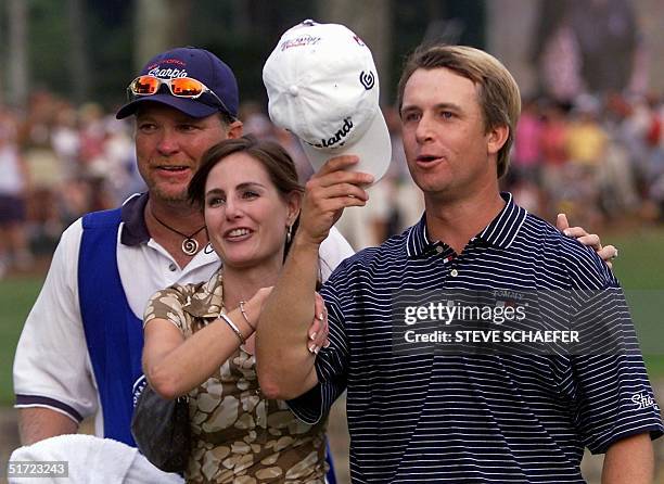David Toms of the US celebrates with his wife Sonya and caddy Scott Gneiser 19 August 2001, after clinching the 83rd PGA Championship at the Atlanta...