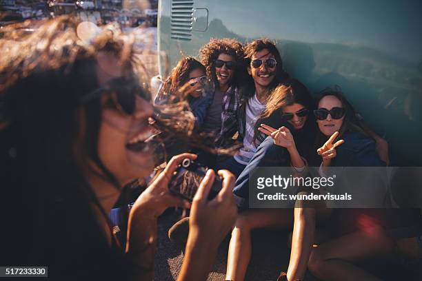 hipster freunde spaß haben mit bilder auf straße reise - camera boat stock-fotos und bilder