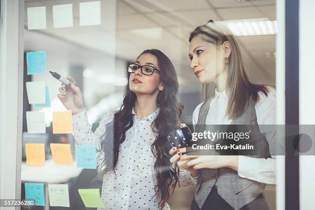 verificar el próximo punto del orden del día - flexibilidad fotografías e imágenes de stock