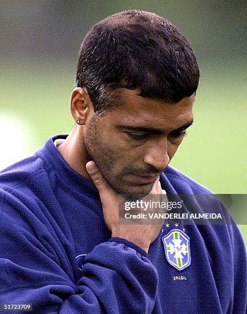 Romario, player of the Brazilian soccer team, leaves the field after the training session in Teresopolis, Brazil, 21 June 2001. El jugador de la...