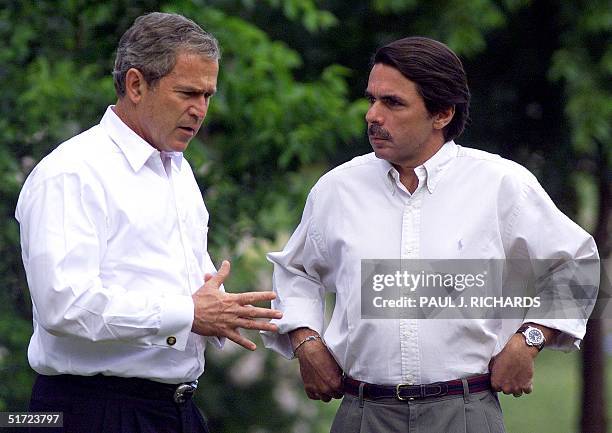 President George W. Bush talks with Spanish Prime Minister Jose Maria Aznar 12 June 2001, after arriving at Los Quintos de Mora,Spain for a 4 hour...