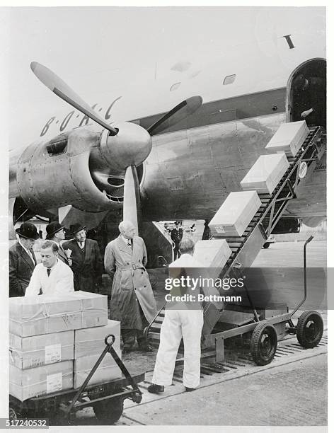 New high speed mechanical handler at London Airport is watched by BOAR Chairman Sir Miles Thomas , London Airport Commandant Sir John BOAR, , and...