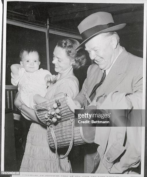 Veteran actor Gene Lockhart, a proud grandfather, searches for a going away present lost somewhere in the depths of daughter June Lockhart's handbag,...