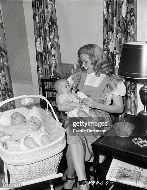 Eric isn't too keen about taking his bottle, but he is slowly succumbing to the blandishments of his charming sitter, Marilyn Monroe. Females have...