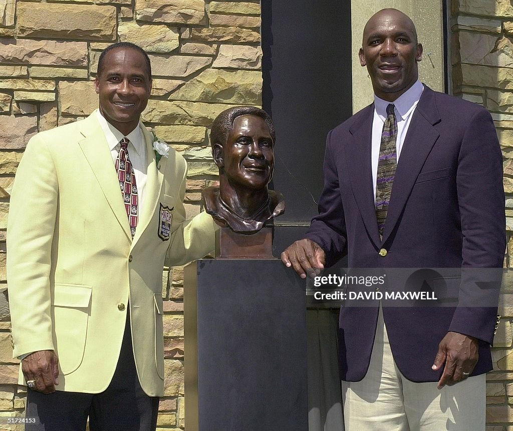 Pro Football Hall of Fame enshrinee Lynn Swann (L)