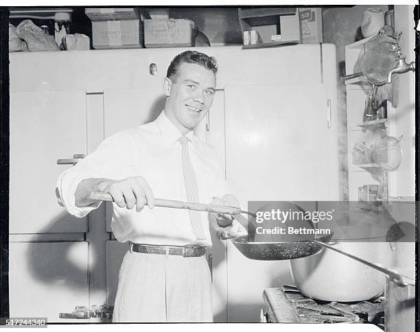 Del Flanagan, second-ranking welterweight challenger from Minneapolis, whips up a batch of lasagna in San Francisco while killing time prior to his...