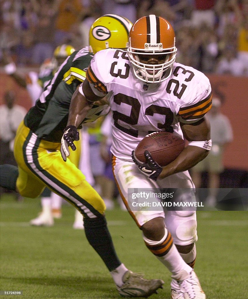 Cleveland Browns running back Jamel White (R) scor