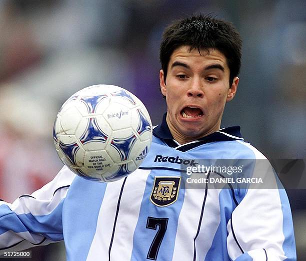 Javier Saviola of Argentina controls the ball during their World Cup Sub-20 Championship Soccer match against France 01 July 2001 at the Jose...