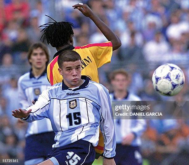 Andres D'Alessandro of Argentina and Abdul Ibrahim of Ghana vie for the ball during their World Cup Sub-20 Championship Soccer final 08 July 2001 at...