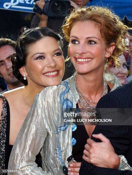 Welsh actress Catherine Zeta-Jones hugs US actress Julia Roberts at the premiere of their new film "America's Sweethearts," 17 July 2001 in Los...