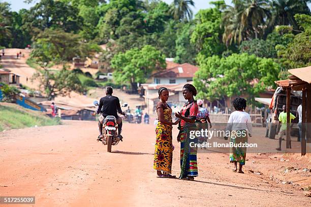 dos hermosas mujeres africanas en la calle - liberia fotografías e imágenes de stock