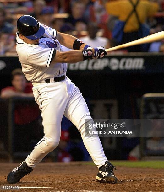 Mike Piazza of the New York Mets slams his 24th home run of the year off Philadelphia Phillies pitcher Dave Coggin in third inning 27 July 2001 at...