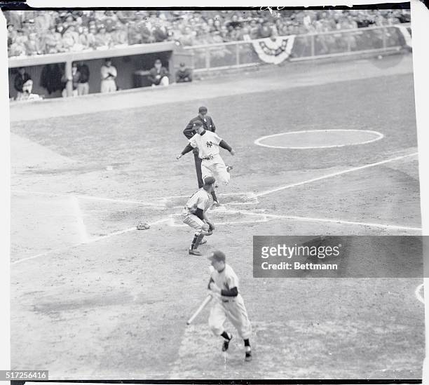 Jerry Coleman scores the first run as Gil McDougald flies out to center field in the first inning of the sixth Giants vs. Yankees World Series game....